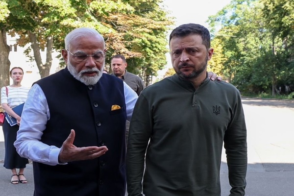 प्रधानमंत्री नरेंद्र मोदी पोलैंड और यूक्रेन की अपनी दो देशों की यात्रा के दूसरे और अंतिम चरण में आज कीव पहुंचे         