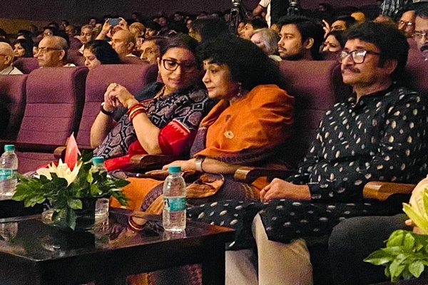 آج نئی دلّی میں آکاشوانی کے رنگ بھون میں آزادی سنگیت سمّلین کے حصے کے طور پر منعقدہ ایک تقریب میں معروف Sarod نواز استاد امجد علی خاں نے اپنے فن کا مظاہرہ کیا