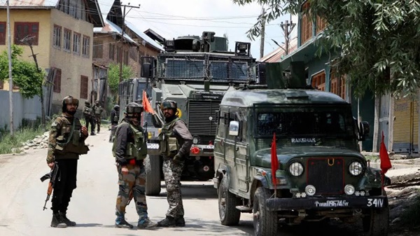 جموں وکشمیر میں علیحدہ علیحدہ تصادم میں تین دہشت گرد ہلاک ہوگئے ہیں۔