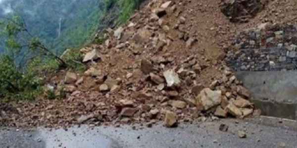 একটানা বৃষ্টির জেরে নেপালের বিভিন্ন স্থানে ভূমিধসে রাস্তা অবরুদ্ধ হয়ে পড়েছে।