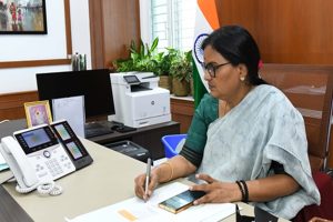 तेलंगाना सरकार ने राज्य में कई स्थानों पर भारी बारिश के मद्देनजर जिला अधिकारियों को सतर्क रहने को कहा है