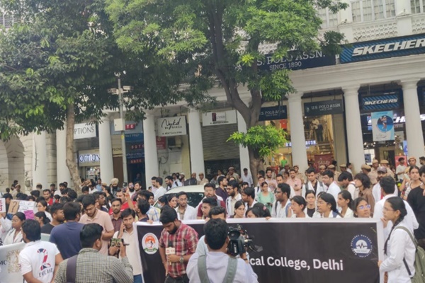 डॉक्टरों और मेडिकल छात्रों ने आज शाम दिल्ली में विरोध प्रदर्शन किया
