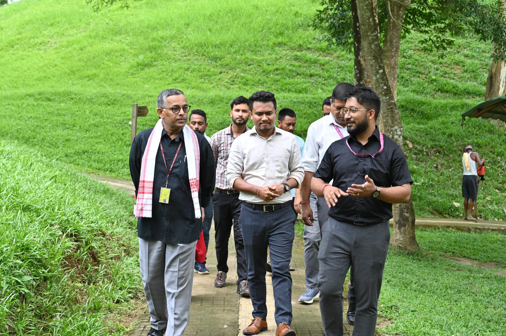 তথ্য আৰু সম্প্ৰচাৰ মন্ত্ৰ্যালয়ৰ উত্তৰ-পূব মণ্ডলৰ সঞ্চালকপ্রধান কে সতীশ নাম্বুদিৰিপাদৰ বিশ্ব ঐতিহ্যক্ষেত্ৰ চৰাইদেউ মৈদাম পৰিদৰ্শন