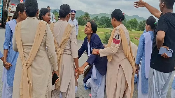 शिक्षकों की कमी से नाराज होकर कांकेर जिले के प्रयास आवासीय विद्यालय के छात्र-छात्राओं ने आज राष्ट्रीय राजमार्ग पर प्रदर्शन किया