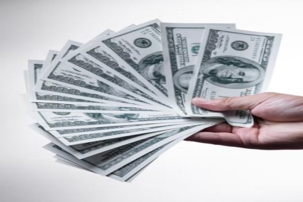 Indian Rupee Falls to 83.96 Against US Dollar