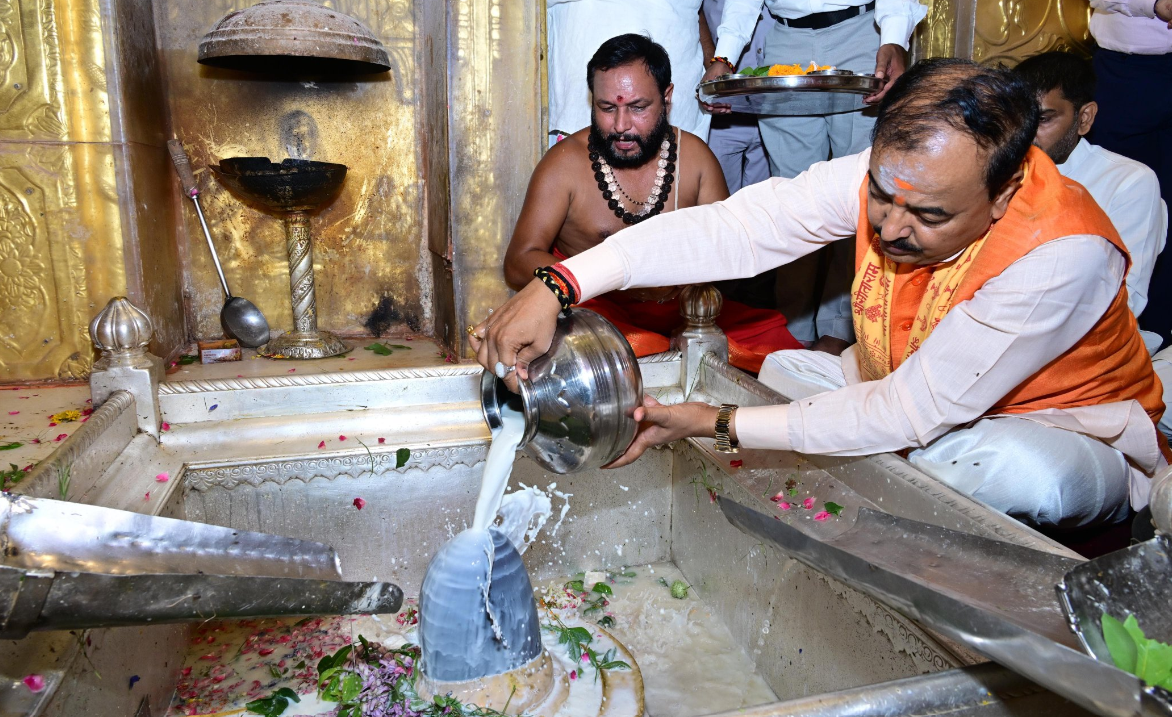 उप मुख्यमंत्री केशव प्रसाद मौर्य बाबा विश्वनाथ और काल भैरव के दर्शन पूजन किए