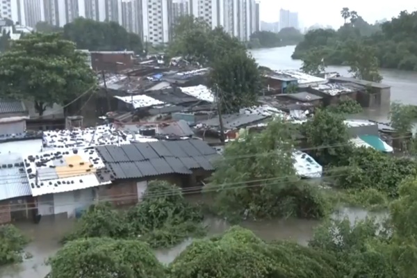 بھارتی موسمیات محکمے،  نے گجرات کے متعدد ضلعوں میں شدید بارش کیلئے ریڈ الرٹ جاری کیا ہے۔