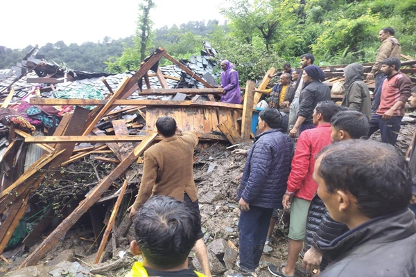 हिमाचल प्रदेश:   भारी बारिश और बादल फटने की घटनाओं में लापता लोगों को ढूंढने के लिए बचाव अभियान जारी