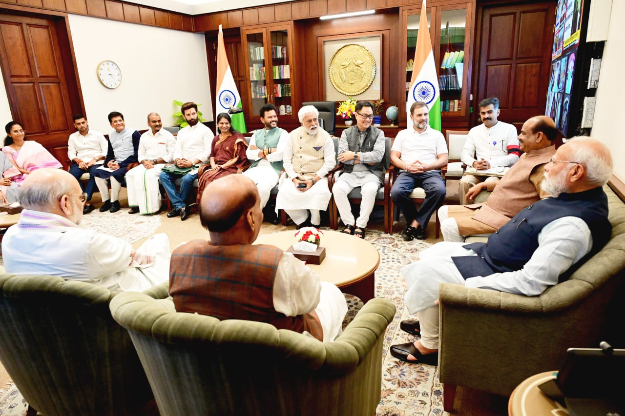 संसद के बजट सत्र के बाद प्रधानमंत्री नरेंद्र मोदी, राजनाथ सिंह और अमित शाह सहित केंद्रीय मंत्रियों ने लोकसभा अध्यक्ष ओम बिरला से की मुलाकात