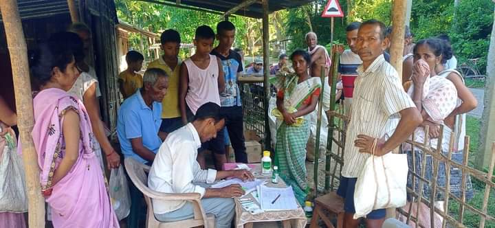 যোৰহাট জিলাত কৃষি বিষয়া কাৰ্যালয়ৰ এটা দলৰ জিলাখনৰ চৰহা পোকে নষ্ট কৰা কৃষিভূমি পৰিদৰ্শন