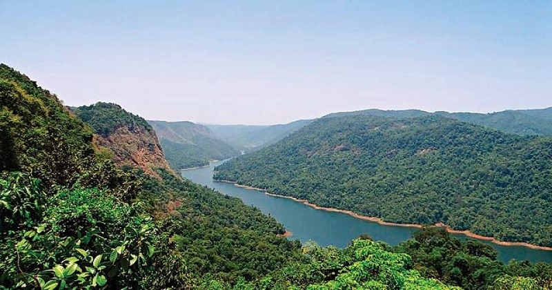 पश्चिम घाट क्षेत्राअंतर्गत येत असलेला महाराष्ट्रासह सहा राज्यांमधील परिसर ‘पर्यावरणीयदृष्ट्या संवेदनशील क्षेत्र’ म्हणून घोषित करण्यासाठी नवीन मसुदा अधिसूचना