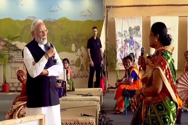 PM Modi Distributes Certificates to 11 Lakh New ‘Lakhpati Didis’ at Jalgaon in Maharashtra