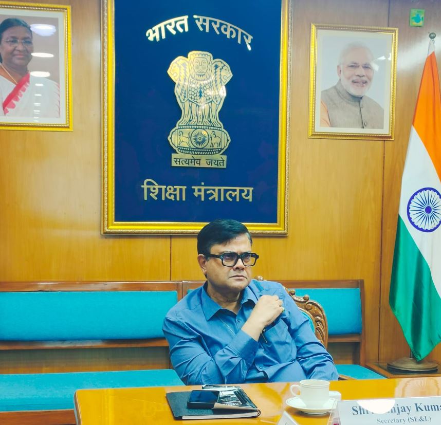 बहुभाषावाद, स्कूलों में शिक्षा का माध्यम और स्थानीय भारतीय भाषाओं में पढ़ाने के महत्व पर शिक्षा मंत्रालय ने  की चर्चा