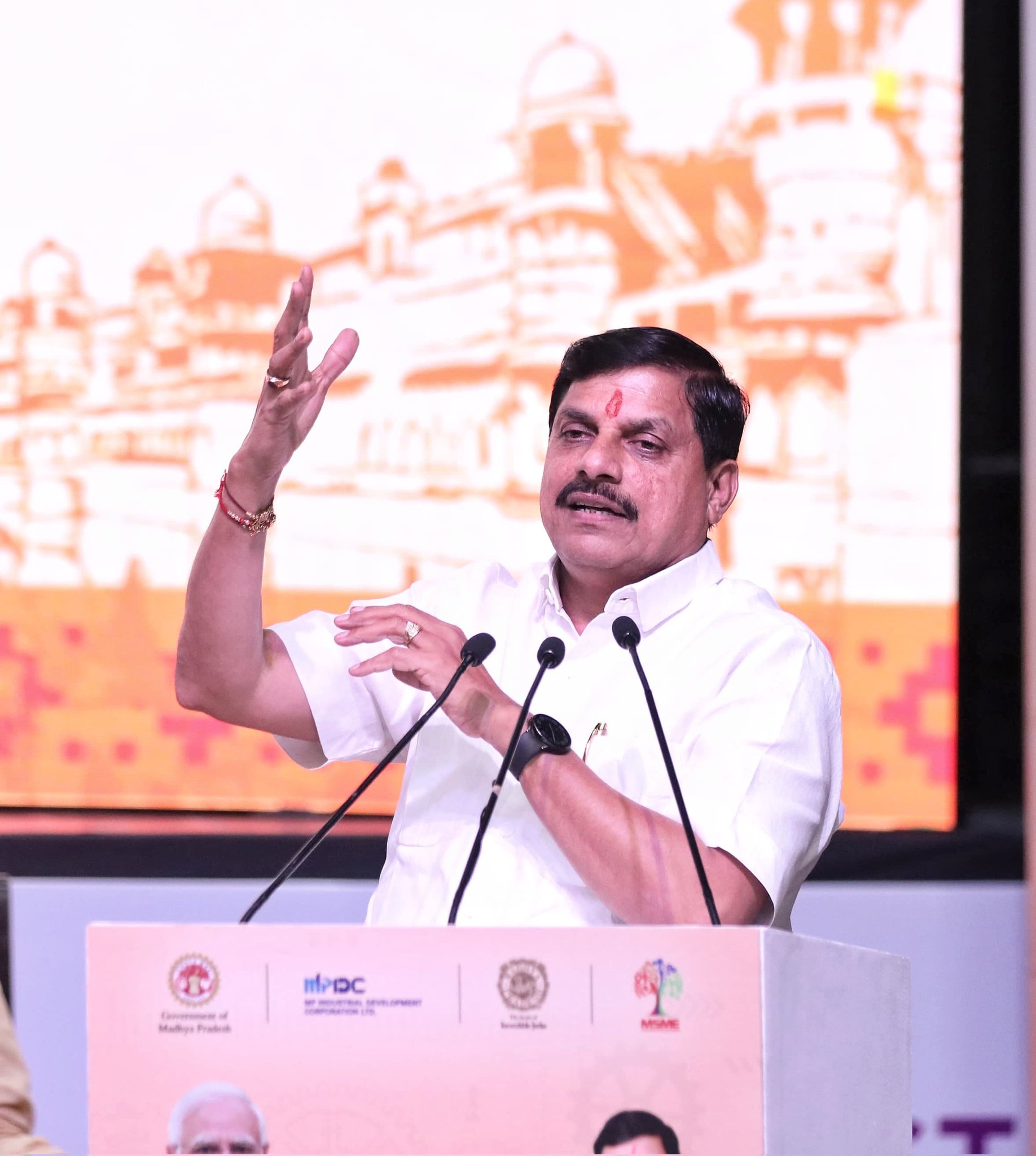 मुख्यमंत्री डॉ. मोहन यादव ने उद्योगपतियों से कहा कि मध्यप्रदेश अपार संभावनाओं का क्षेत्र है