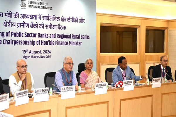 وزیر خزانہ نرملا سیتا رمن نے سرکاری ملکیت والے بینکوں کی کارکردگی کا جائزہ لیا ہے اور بینکوں سے کہا ہے کہ جمع رقم میں اضافے کو بڑھانے کیلئے کوششیں کی جائیں