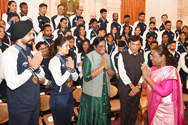 President Droupadi Murmu meets Olympic Contingent, congratulates players on their performances