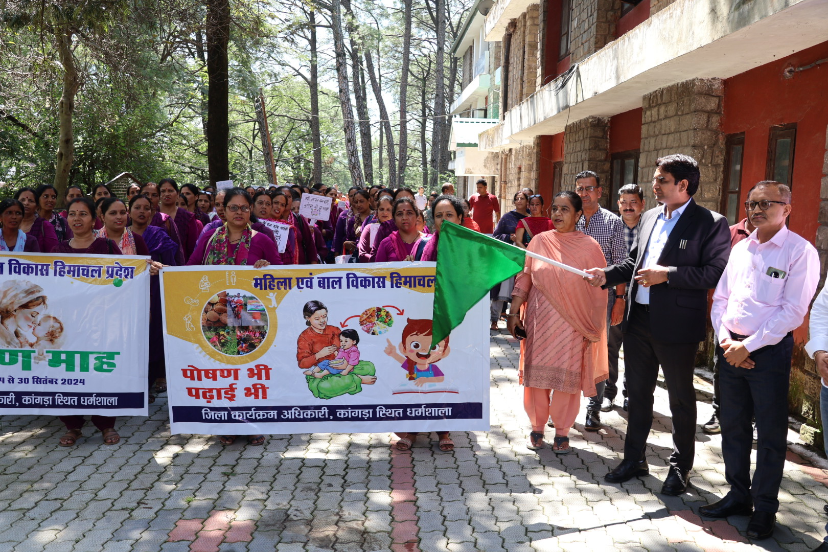 उपायुक्त हेमराज बैरवा ने आईसीडीएस कार्यालय परिसर में पोषण जागरूकता रैली को हरी झंडी दिखाई