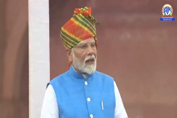 प्रधानमंत्री नरेन्‍द्र मोदी ने देश में धर्मनिरपेक्ष नागरिक संहिता लागू करने की पैरवी की 