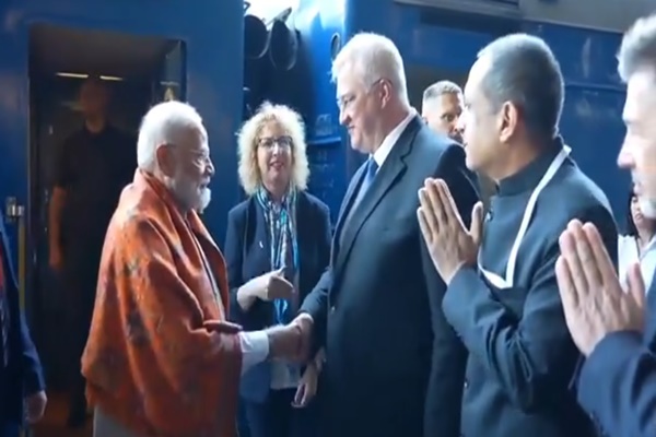 وزیراعظم نریندر مودی، یوکرین کے ایک روزہ دورے پر Kyiv پہنچ گئے ہیں۔ وہ صدر وولودِمیر زیلنسکی کے ساتھ بالمشافہ اور وفد کی سطح کی بات چیت کریں گے۔