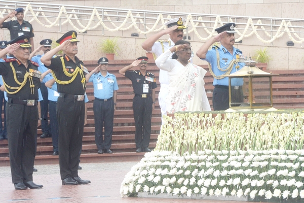 President Murmu Pays Homage to Bravehearts at National War Memorial on Independence Day