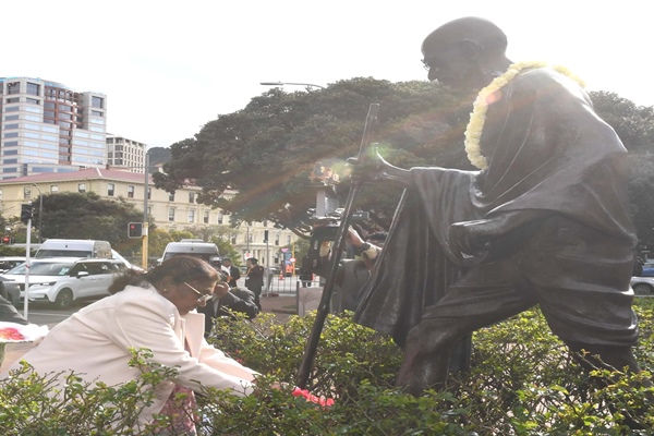 President Murmu pays floral tribute to Mahatma Gandhi in New Zealand
