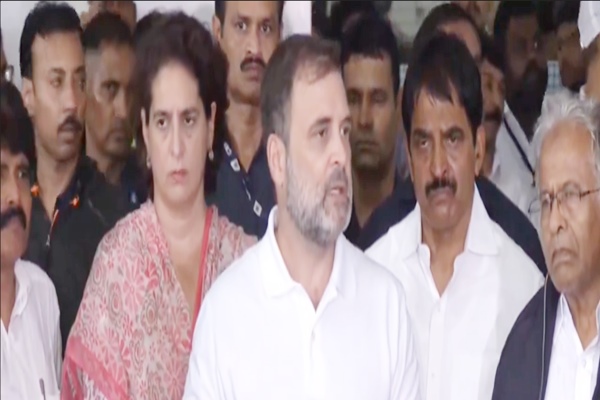 विपक्ष के नेता राहुल गांधी ने आज केरल के वायनाड में अस्पताल और राहत शिविरों का दौरा किया