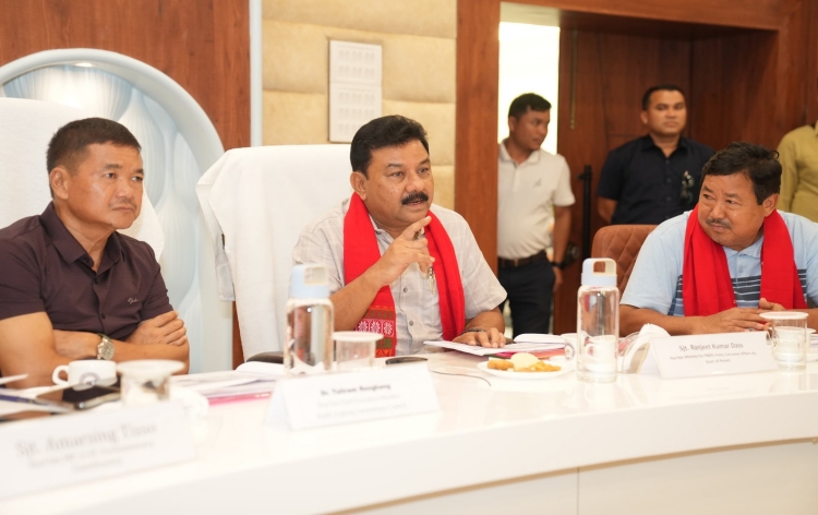ডিফুত খাদ্য, ৰাজহুৱা বিতৰণ আৰু গ্ৰাহক পৰিক্ৰমা বিভাগৰ জ্যেষ্ঠ বিষয়াৰ সৈতে মন্ত্ৰী ৰঞ্জিত কুমাৰ দাসৰ বৈঠক