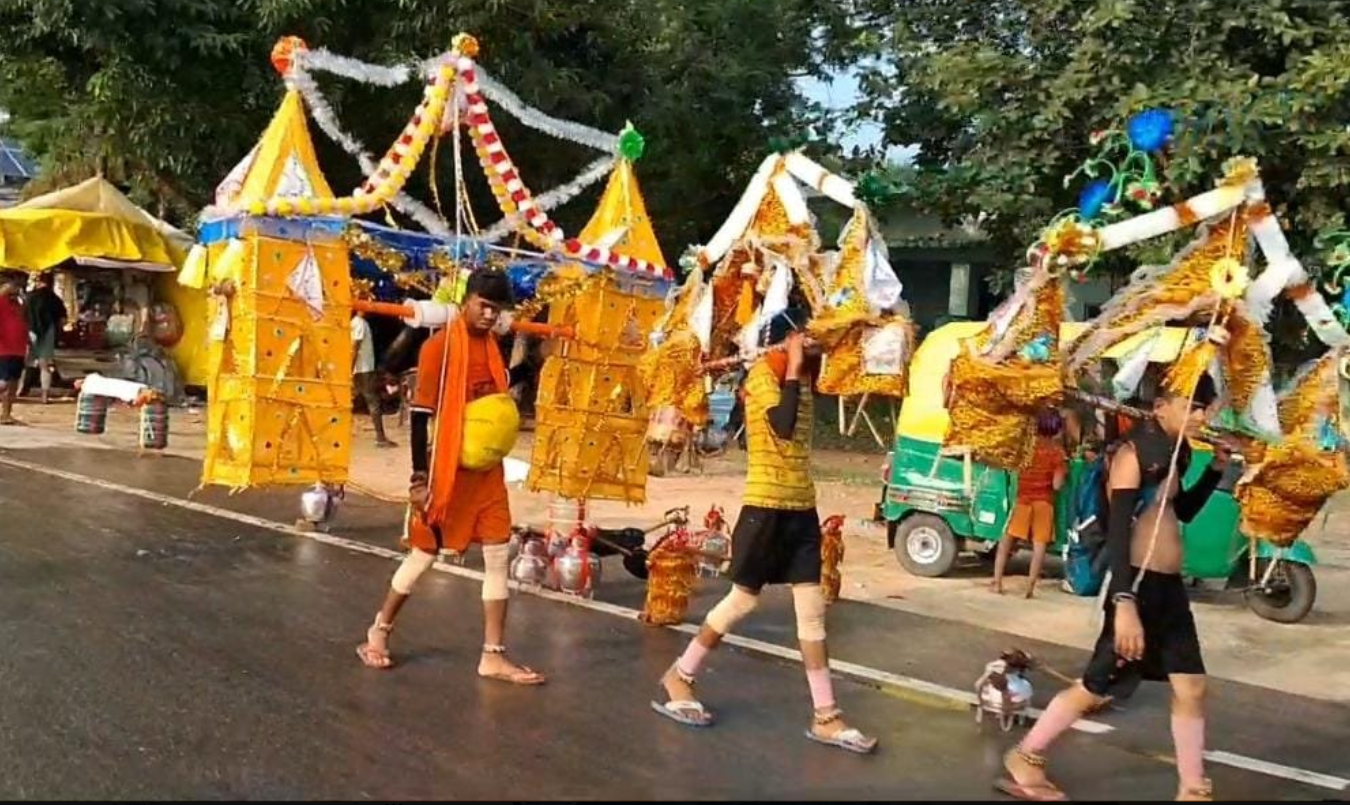 प्रशासन की तरफ से कांवड़ियों पर की गयी हेलीकॉप्टर से पुष्प वर्षा