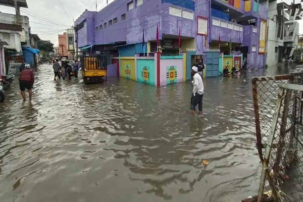Heavy rain lashes several parts of Telangana; IMD issues orange alert