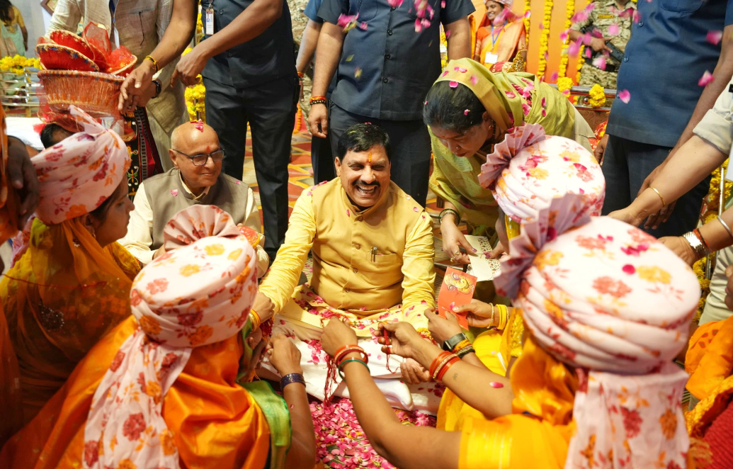 मुख्यमंत्री डॉ. मोहन यादव रक्षाबंधन एवं श्रावण उत्सव के अवसर पर लाड़ली बहनों के लिए आभार सह-उपहार कार्यक्रम में शामिल हुए