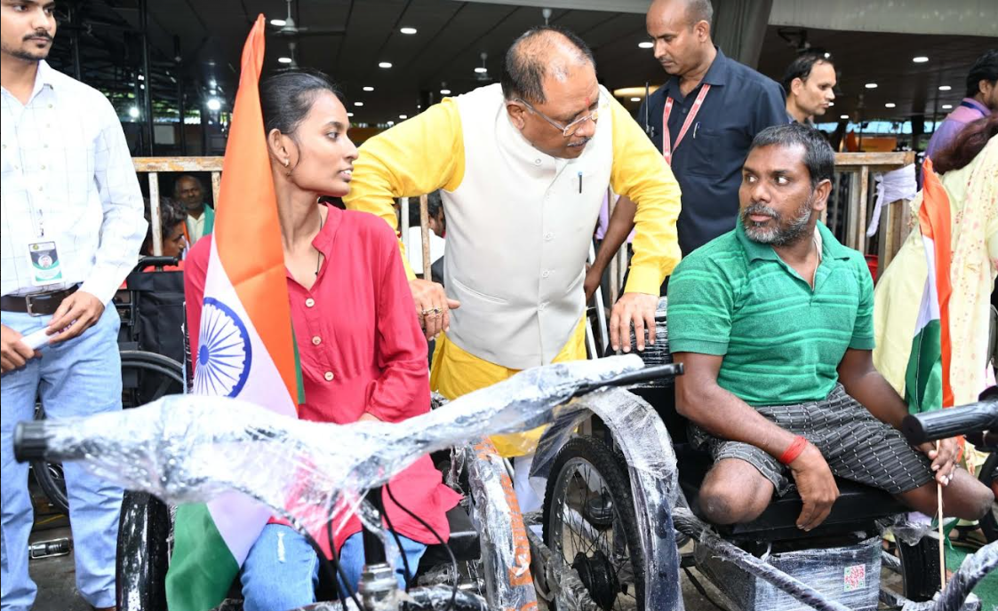 मुख्यमंत्री विष्णुदेव साय ने जनदर्शन कार्यक्रम में लोगों की समस्याएं सुनी