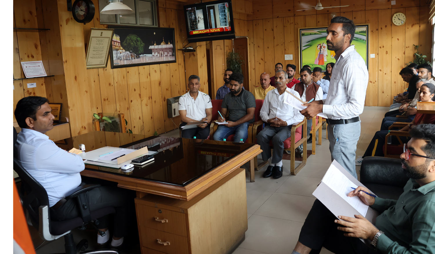 उपायुक्त हेमराज बैरवा ने कांगड़ा जिला में खेलकूद गतिविधियों के विस्तारीकरण के लिए आवश्यक प्लान तैयार करने के निर्देश दिए
