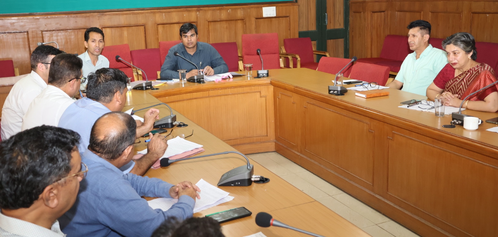 अतिरिक्त उपायुक्त सोलन अजय यादव ने ज़िला स्तरीय सतर्कता एवं प्रबोधन समिति तथा राष्ट्रीय न्यास के अंतर्गत स्थानीय ज़िला स्तरीय समिति की त्रैमासिक बैठक की अध्यक्षता की