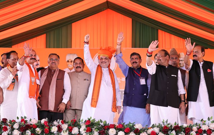 বিজেপি শীর্ষ নেতা কেন্দ্রীয় মন্ত্রী অমিত শাহ বলেছেন, জম্মু-কাশ্মীরে সন্ত্রাসবাদীদের মদত দেওয়া বন্ধ না করলে পাকিস্তানের সঙ্গে কোন রকম আলোচনা শুরু করা সম্ভব নয়।