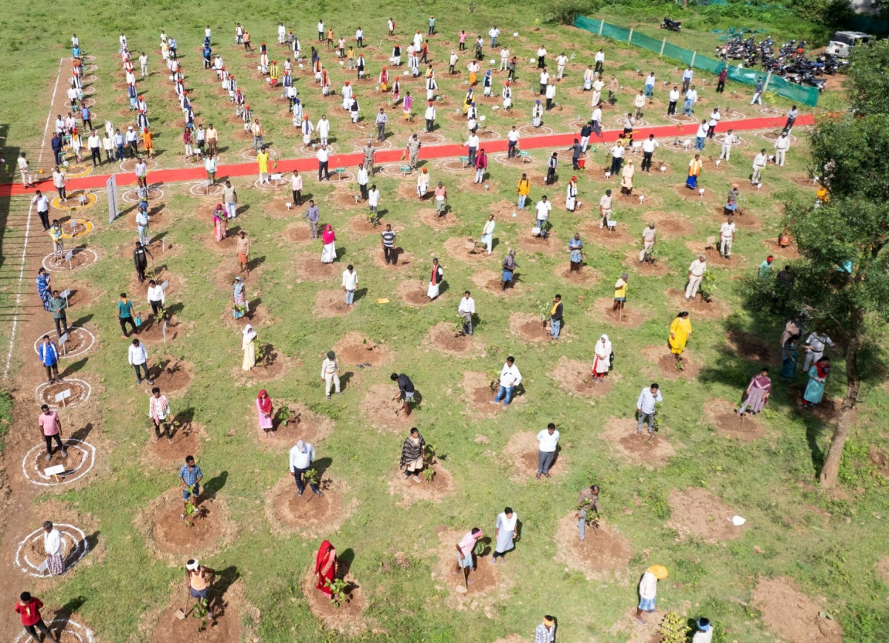बस्तर में ‘‘एक पेड़ देवी-देवताओं के नाम‘‘ थीम पर वृक्षारोपण अभियान का आयोजन