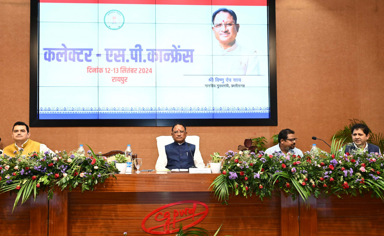 मुख्यमंत्री विष्णुदेव साय ने रायपुर में विभिन्न जिलों के कलेक्टरों के साथ योजनाओं और कार्यक्रमों की समीक्षा की