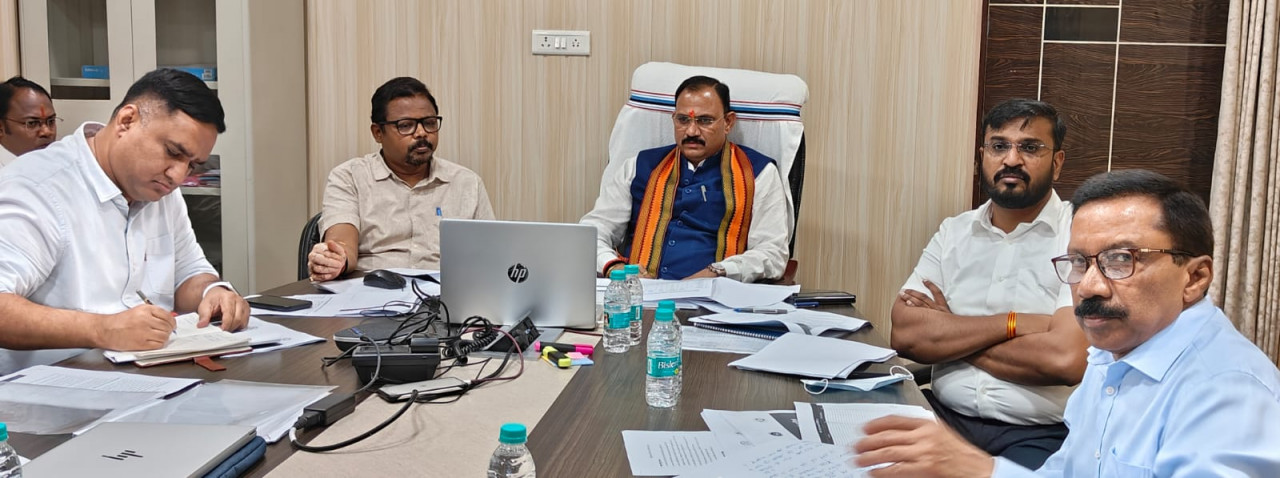 स्वास्थ्य मंत्री श्याम बिहारी जायसवाल ने सभी जिलों के मुख्य चिकित्सा और स्वास्थ्य अधिकारियों को अपने जिले में संचालित सभी निजी पैथोलॉजी सेंटर की सूची तैयार करने को कहा