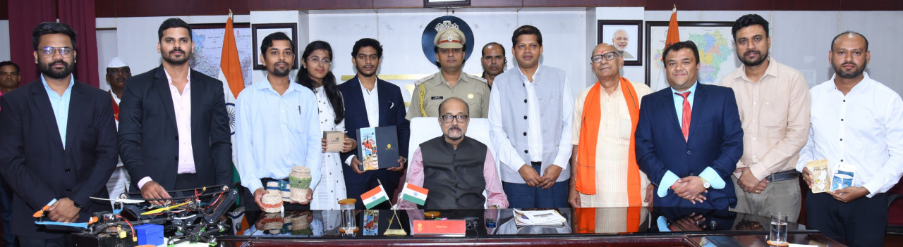 छत्तीसगढ़ के राज्यपाल रमेन डेका ने राजभवन में ग्रामीण प्रौद्योगिकी और उद्यमिता फाउंडेशन के तहत किये जा रहे स्टार्टअप्स का प्रस्तुतीकरण देखा