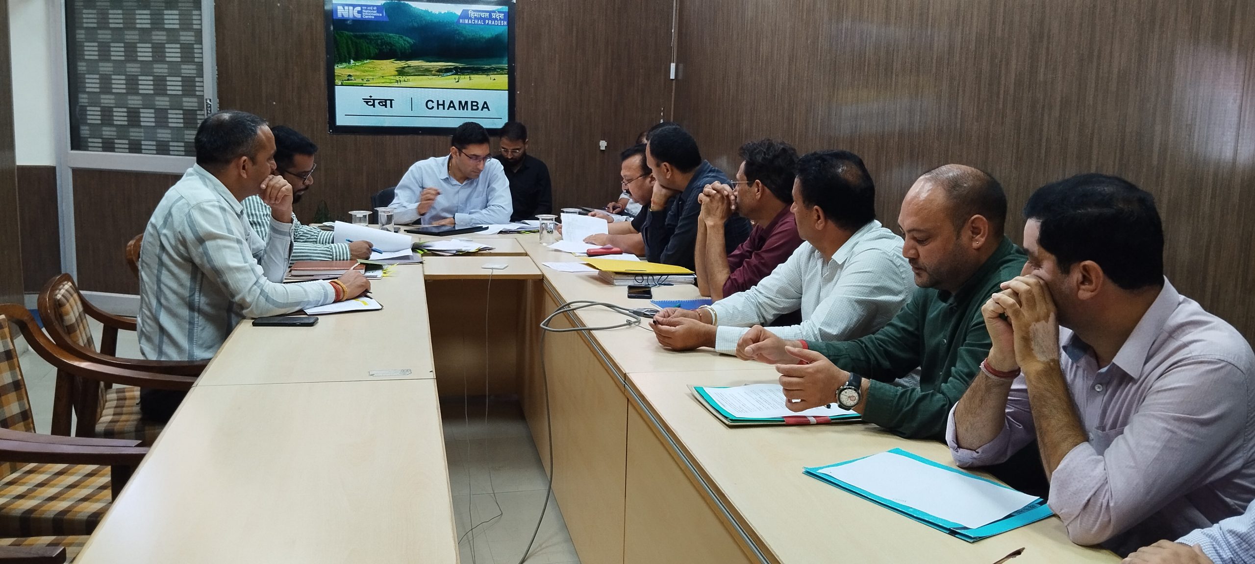 उपायुक्त मुकेश रेपसवाल की अध्यक्षता में आपदा न्यूनीकरण निधि के तहत विभिन्न आपदा प्रभावित क्षेत्रों के स्थाई समाधान के लिए वित्त पोषित परियोजनाओं की समीक्षा बैठक