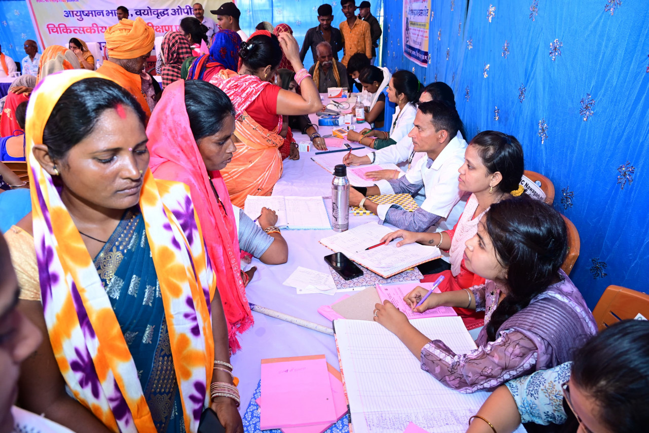 खाद्य मंत्री दयाल दास बघेल ने मेतरा जिला के नवागढ़ में प्रधानमंत्री नरेन्द्र मोदी के जन्मदिवस के उपलक्ष्य में आयोजित स्वास्थ्य शिविर का शुभारंभ किया