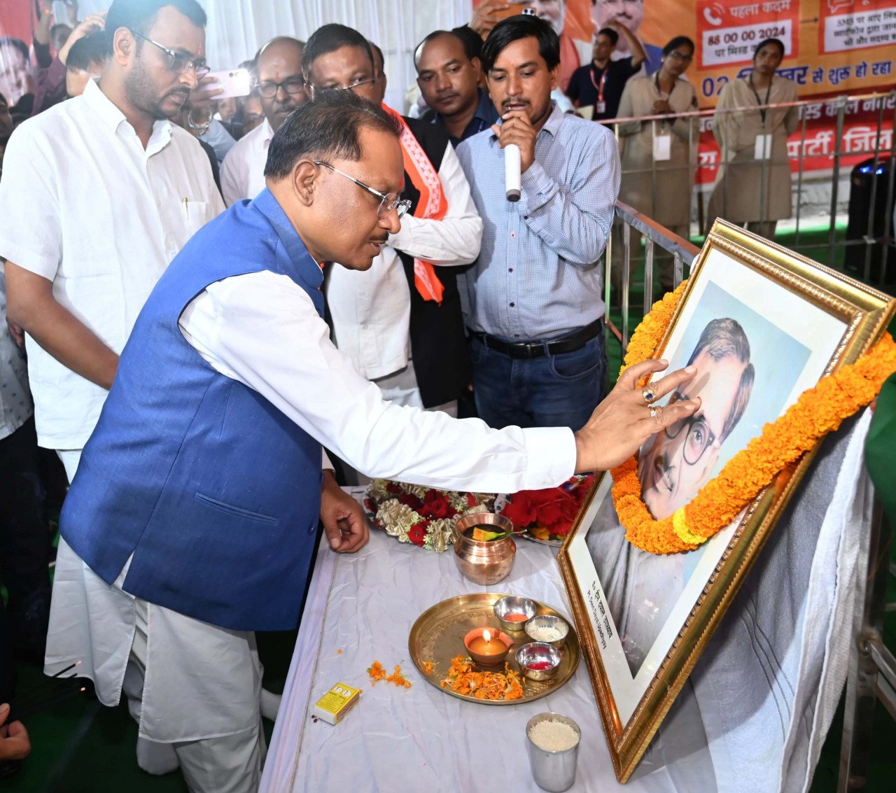 मुख्यमंत्री विष्णुदेव साय ने पंडित दीनदयाल उपाध्याय की जयंती पर उन्हें श्रद्धांजलि दी