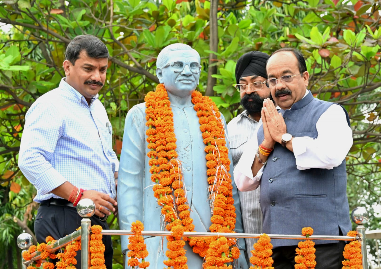 उपमुख्यमंत्री अरुण साव ने बिलासपुर के पंडित दीनदयाल उपाध्याय उद्यान में उनकी प्रतिमा पर माल्यार्पण कर उन्हें श्रद्धांजलि दी