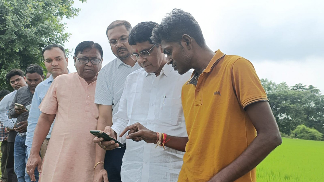 राजस्व मंत्री टंकराम वर्मा ने सकरी गांव में डिजिटल क्रॉप सर्वे का अवलोकन किया