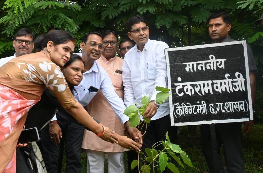 राजस्व मंत्री टंकराम वर्मा ने ‘एक पेड़ मां के नाम’ अभियान के तहत किया पौधारोपण