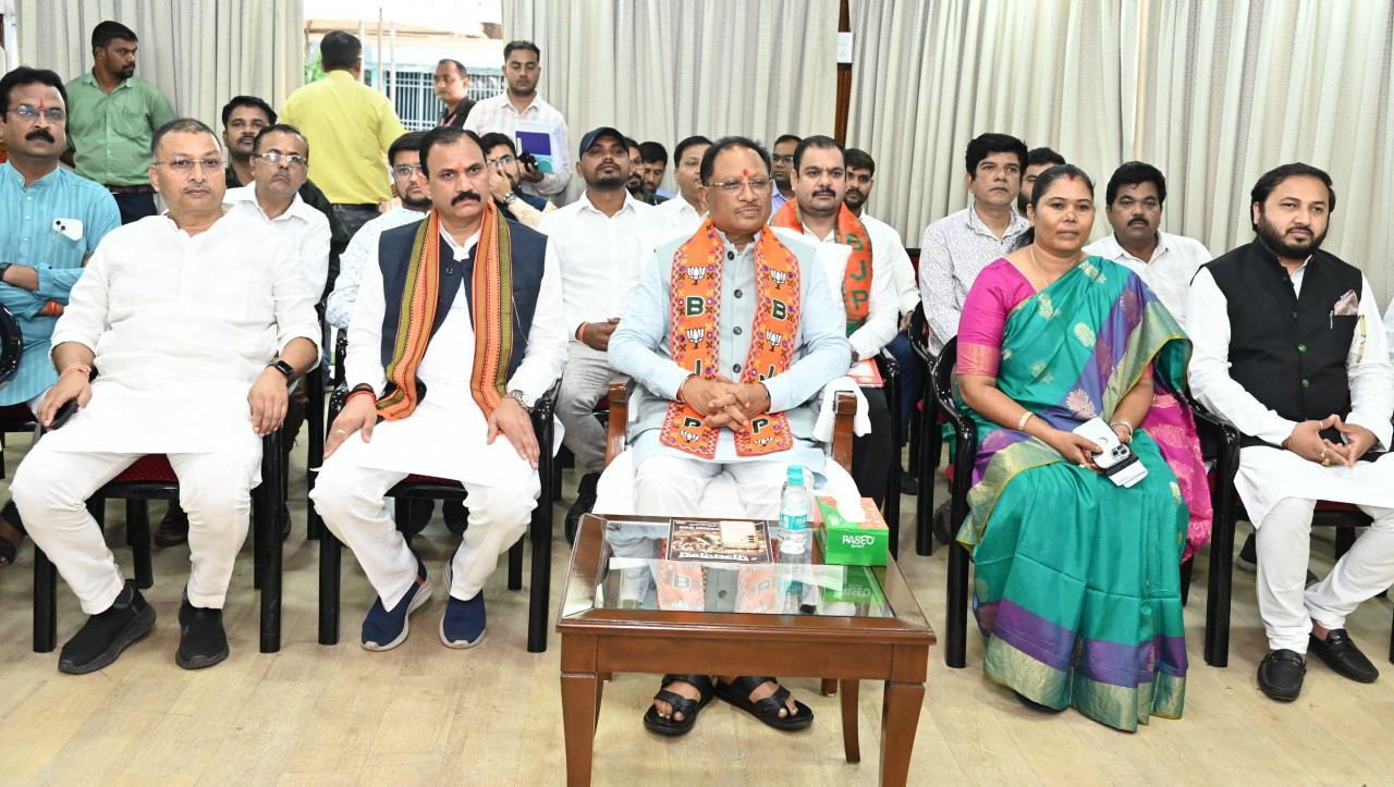 मुख्यमंत्री विष्णु देव साय ने अपने निवास कार्यालय में जनप्रतिनिधियों के साथ सुना प्रधानमंत्री नरेंद्र मोदी के मन की बात कार्यक्रम