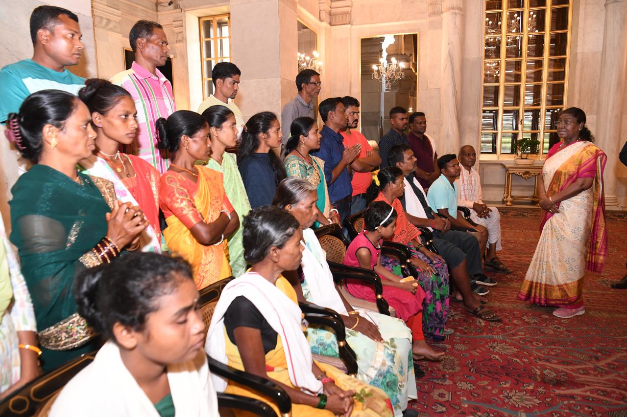 नई दिल्ली स्थित राष्ट्रपति भवन में राष्ट्रपति द्रौपदी मुर्मू से छत्तीसगढ़ के बस्तर के माओवाद हिंसा से पीड़ित लोगों ने मुलाकात की
