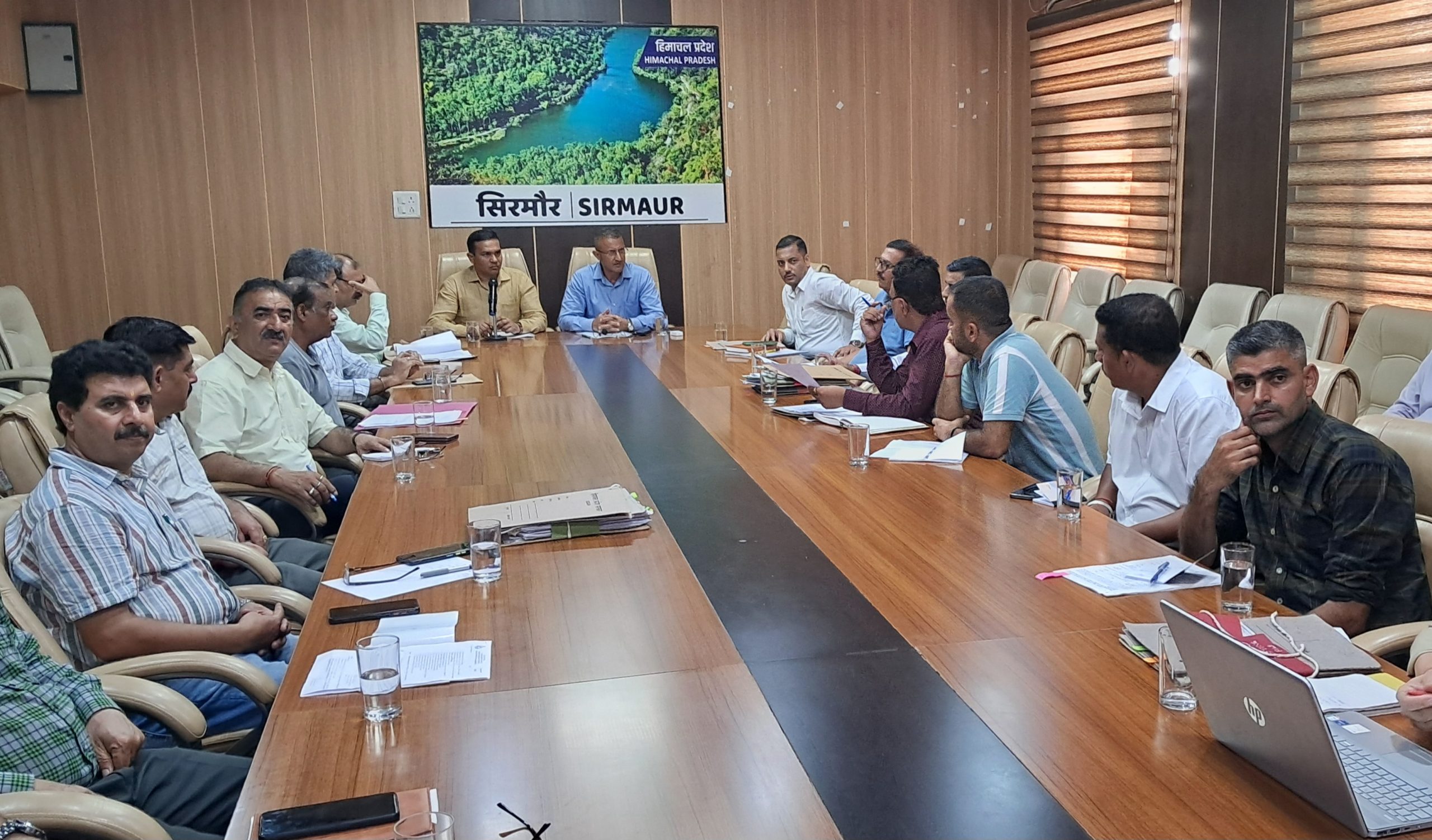 उपायुक्त सिरमौर सुमित खिम्टा की अध्यक्षता में पुलिस विभाग द्वारा मादक पदार्थो की रोकथाम के लिए बैठक का आयोजन किया