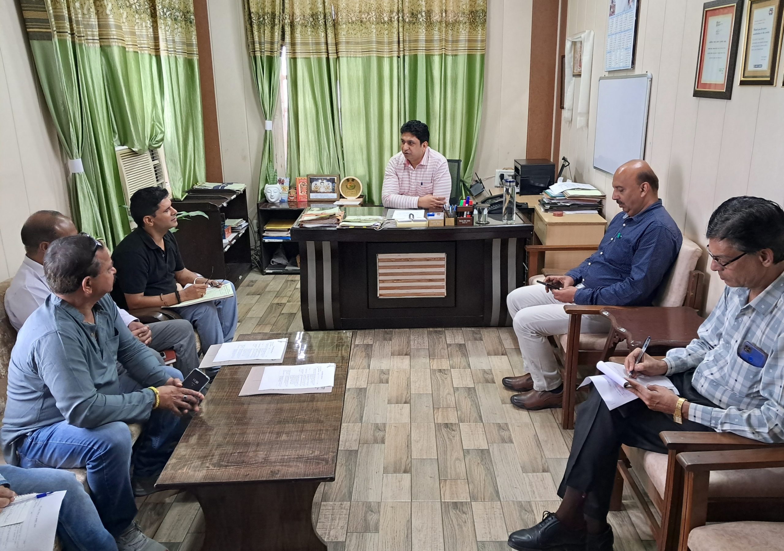 उपायुक्त कार्यालय में  02 अक्तूबर को महात्मा गांधी जयंती कार्यक्रम के आयोजन को लेकर बैठक हुई