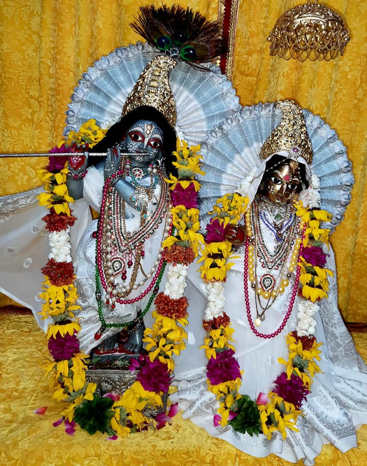 गोरखपुर में श्रद्धालुओं ने दधिकीच से होली खेली