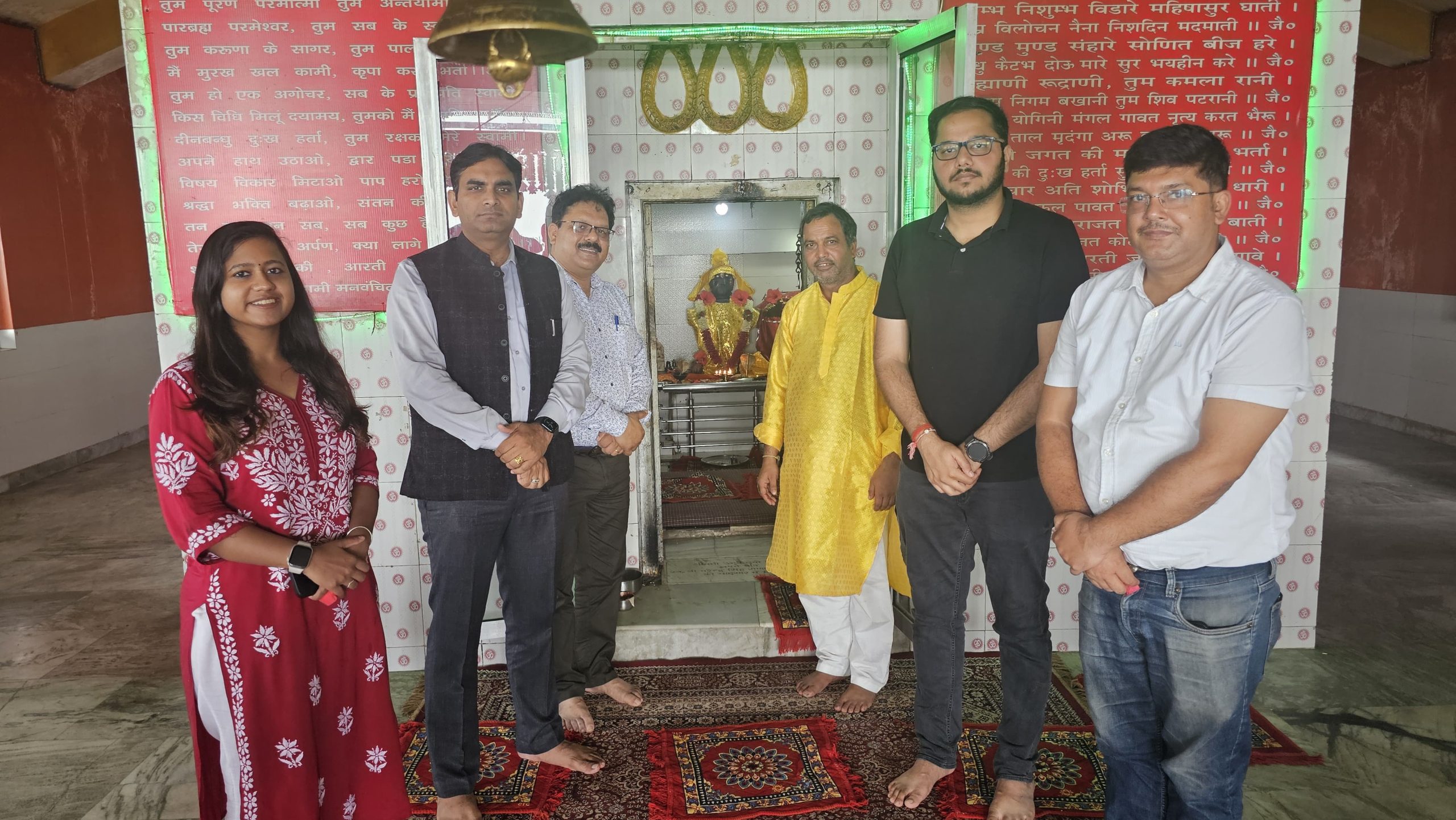 कांगड़ा वैली कार्निवल के सफल आयोजन के लिए उपायुक्त हेमराज बैरवा ने इंद्रूनाग मंदिर में पूजा अर्चना की